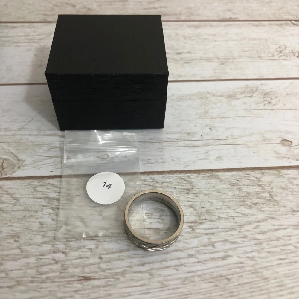 NIB THREE KEYS JEWELRY Engraved Leaves Band Ring